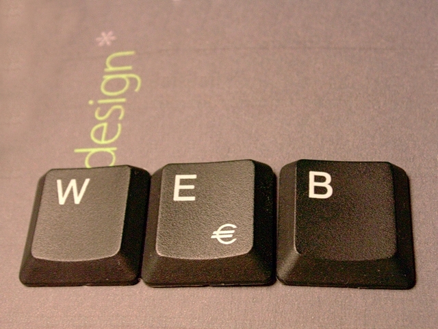 Nápis „web“ vytvorený z počítačovej klávesnice.jpg