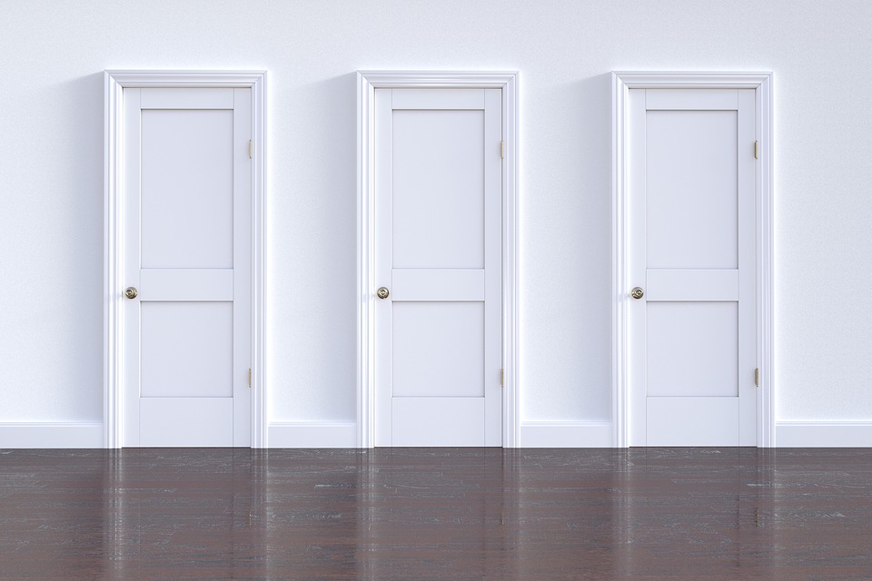 tri biele dvere